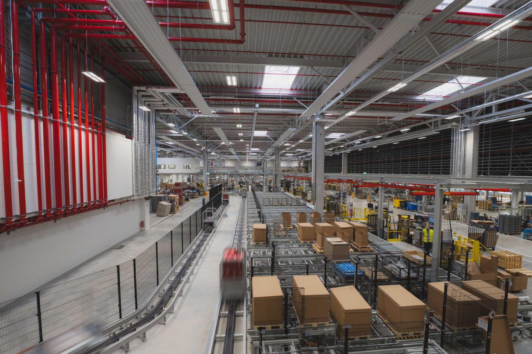 Aus dem KION RDC CE heraus wird das Linde-Vertriebspartnernetzwerk in Deutschland, der Schweiz, den Niederlanden und Irland versorgt – auf Wunsch erfolgt die Lieferung der bestellten Komponenten über Nacht direkt in die Kundendienstfahrzeuge der Servicetechniker. | Bild: Linde MH