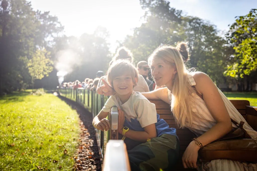 Bei Kindern und Erwachsenen beliebt: die Parkeisenbahn Dresden.