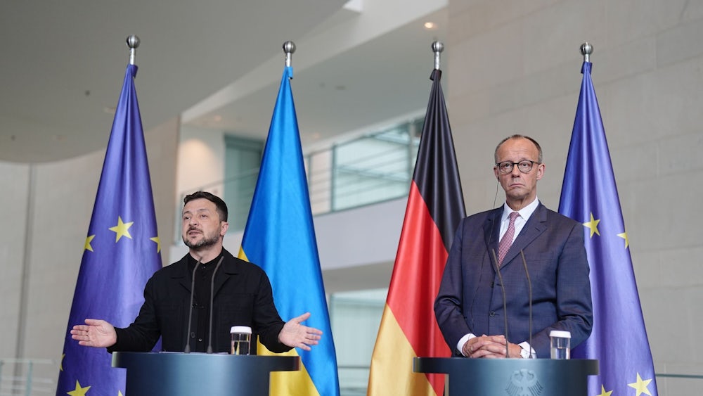 Selenskyj und Merz beantworten nach ihrem Gespräch im Kanzleramt Fragen bei einer Pressekonferenz.
