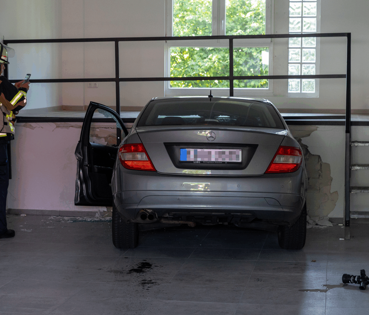Auto fährt in Essen in Geschäft