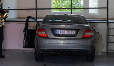 Auto fährt in Essen in Geschäft