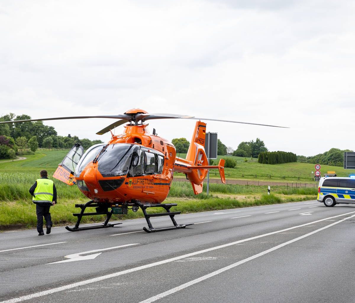 Hubschrauber landet in Essen auf großer Straße