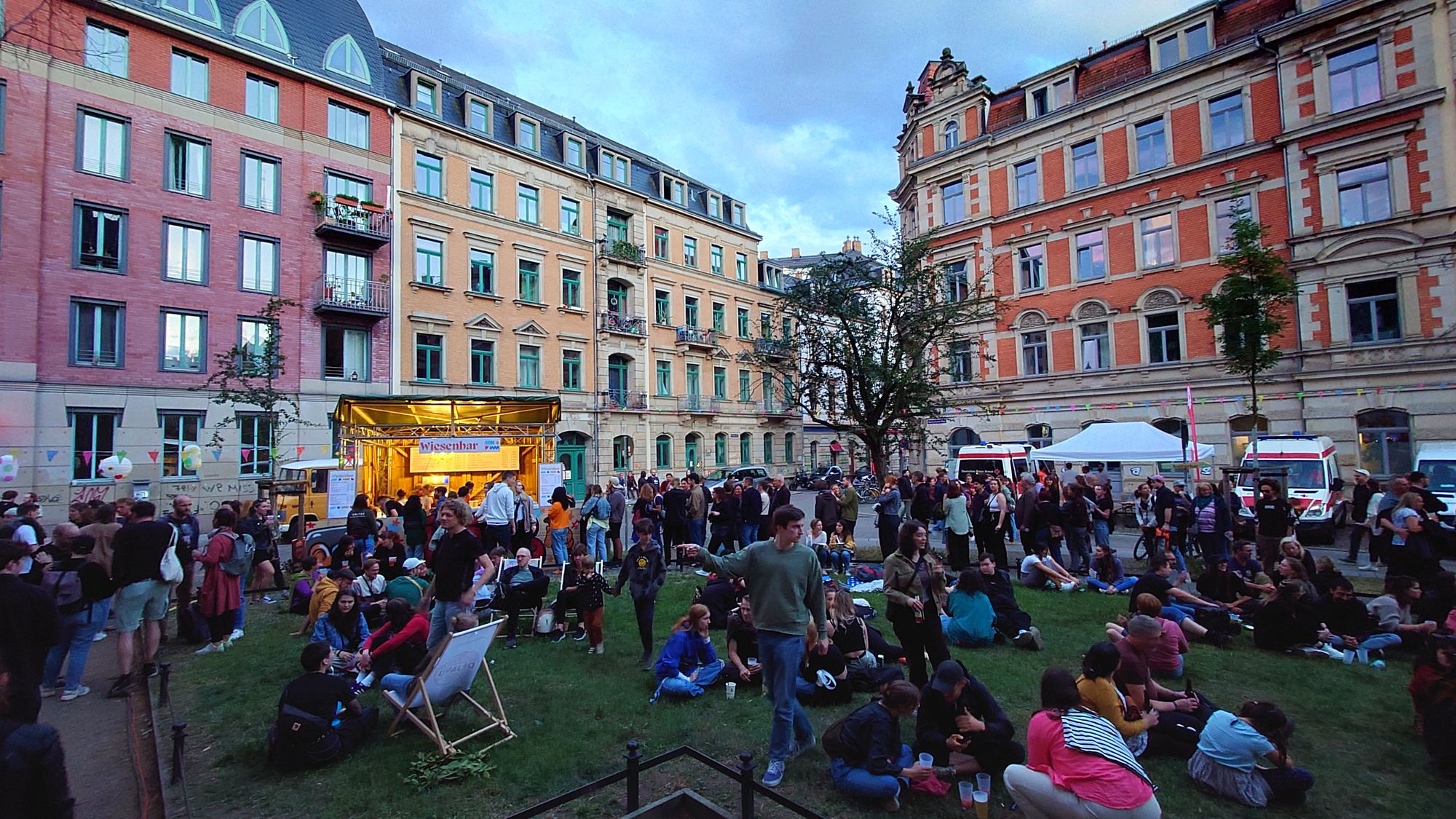 Gemütliches Stadtteilfest: Bunter Sommer Neustadt am Martin-Luther-Platz - Foto: Anton Launer 2024
