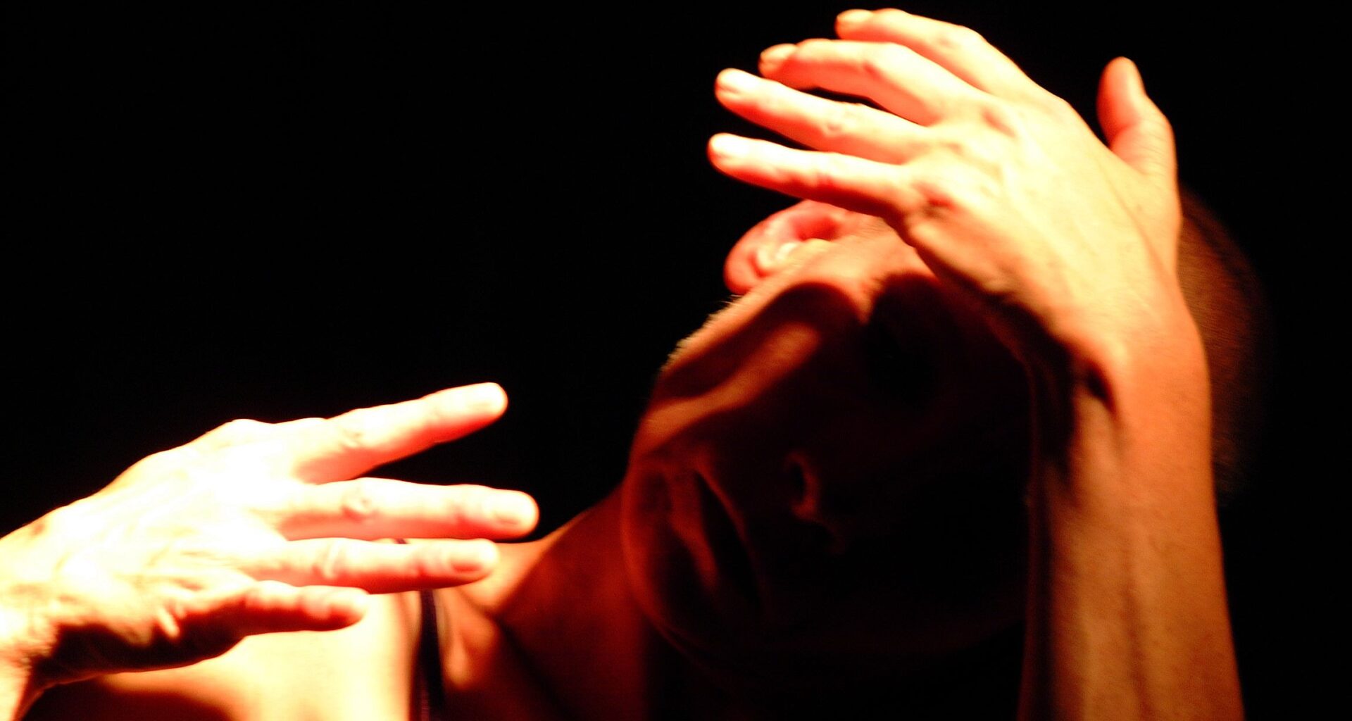Fine Kwiatkowski tanzt "Laute Stille" im Projekttheater - Foto: Pere Pratdesala