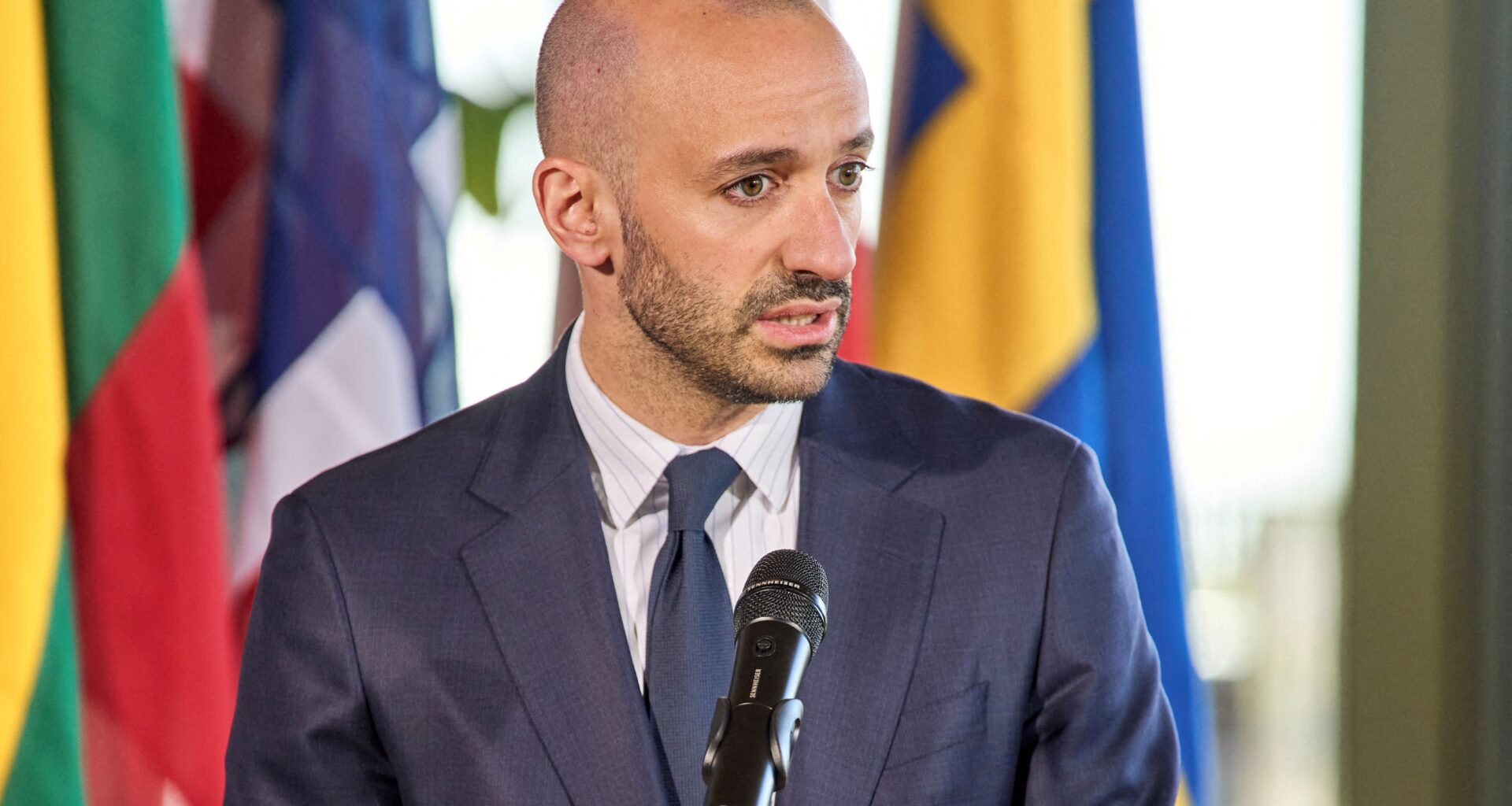 Frankreich weist algerische Diplomaten aus: Beziehungen laut Minister ,,völlig blockiert"