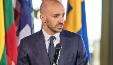Frankreich weist algerische Diplomaten aus: Beziehungen laut Minister ,,völlig blockiert"
