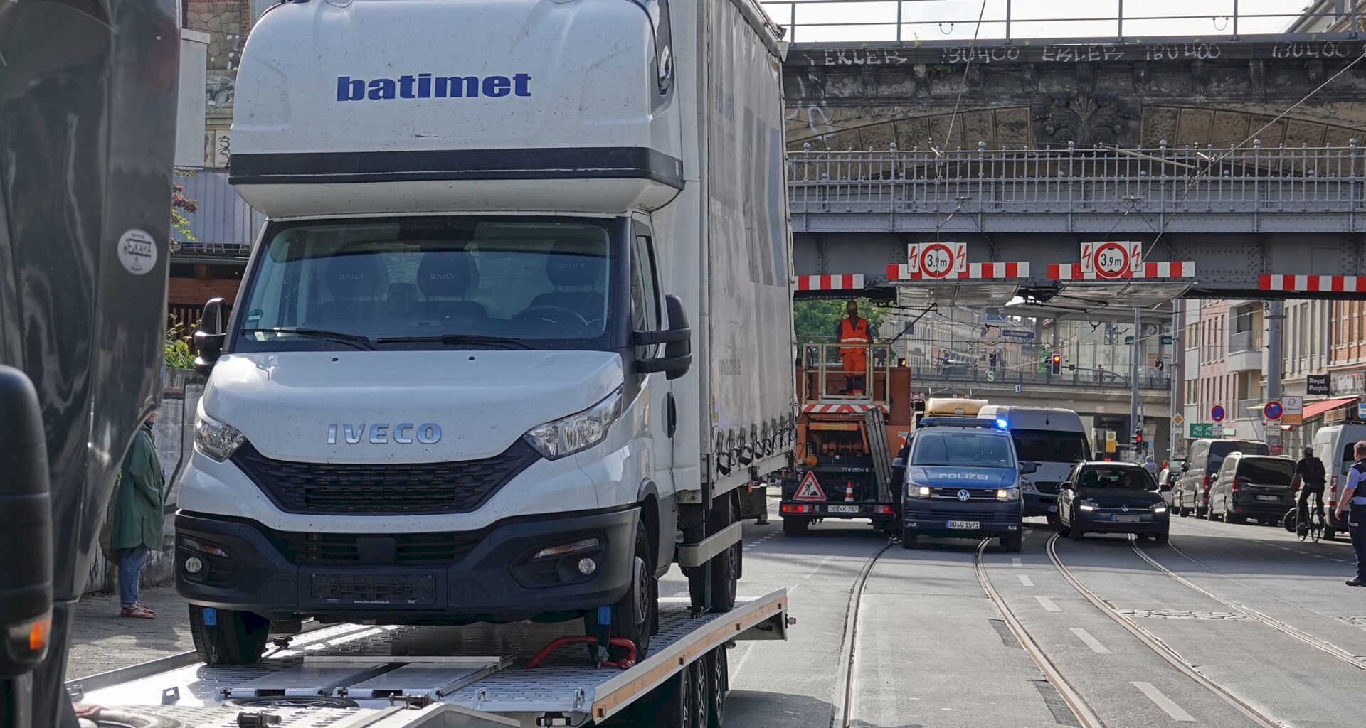 Der Kleintransporter auf dem Anhänger war zu hoch. Der Bischofsweg war für mehrere Stunden blockiert. Foto: Roland Halkasch