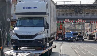 Der Kleintransporter auf dem Anhänger war zu hoch. Der Bischofsweg war für mehrere Stunden blockiert. Foto: Roland Halkasch