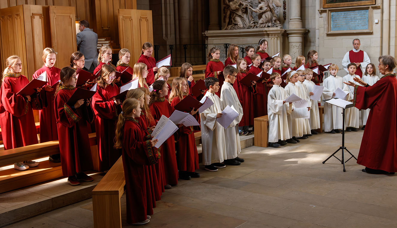Neue Sängerinnen und Sänger feierlich in die Dommusik aufgenommen