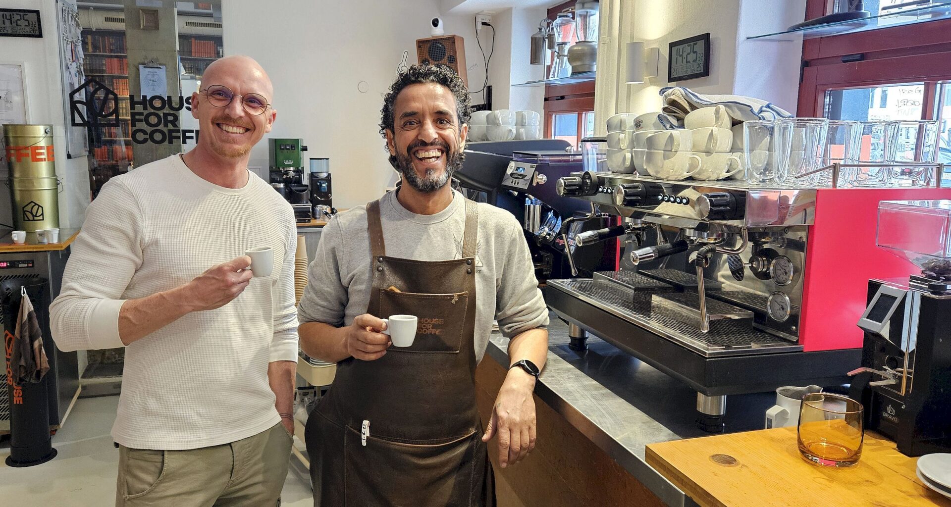 Khalid Mahd (rechts) mit Kaffee-Lieferant Thomas Felsch. Foto: Anton Launer