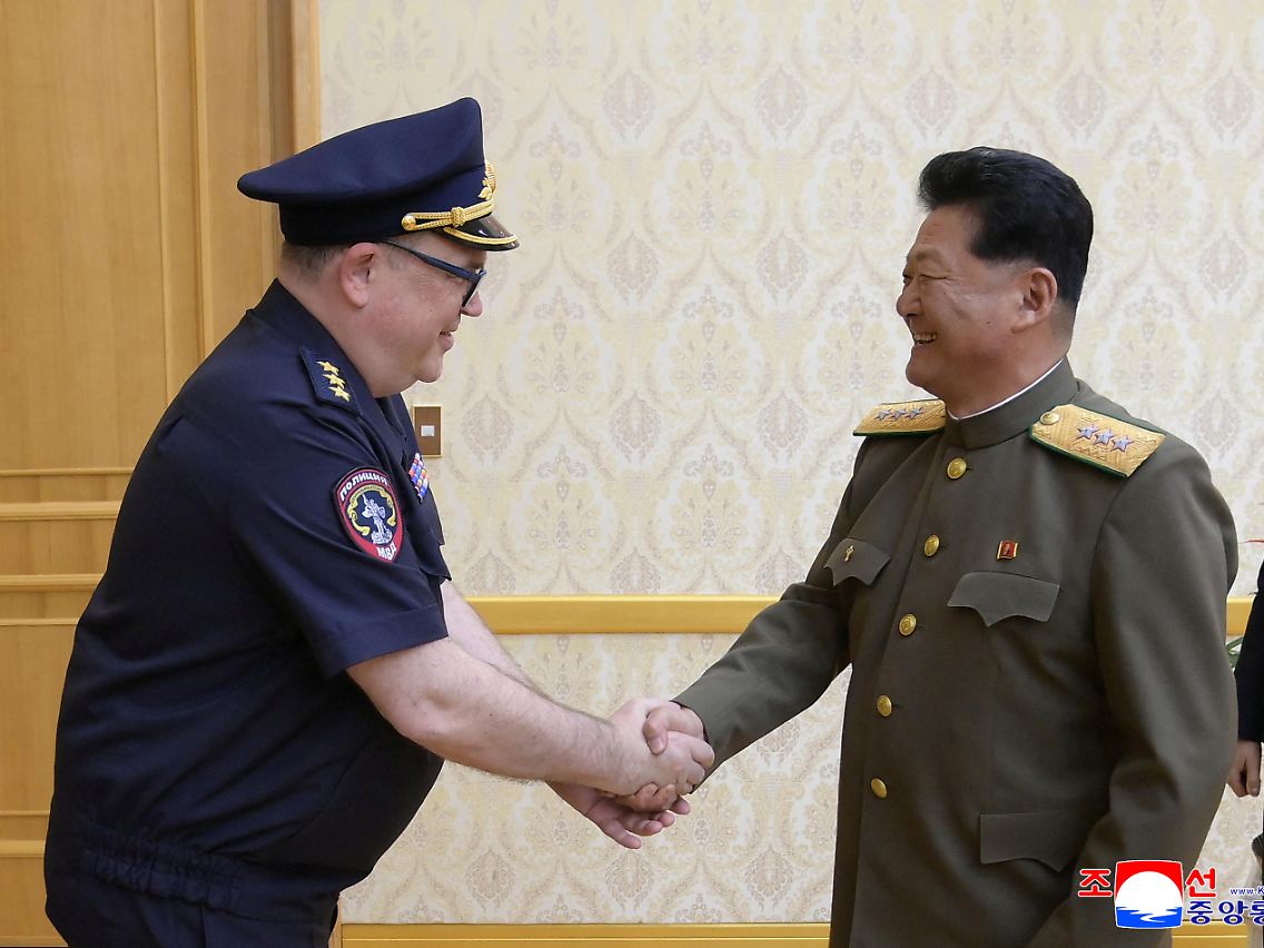 Der stellvertretende russische Innenminister Vitaly Shulika und der nordkoreanische Minister für öffentliche Sicherheit Pang Tu Sop geben sich die Hand.