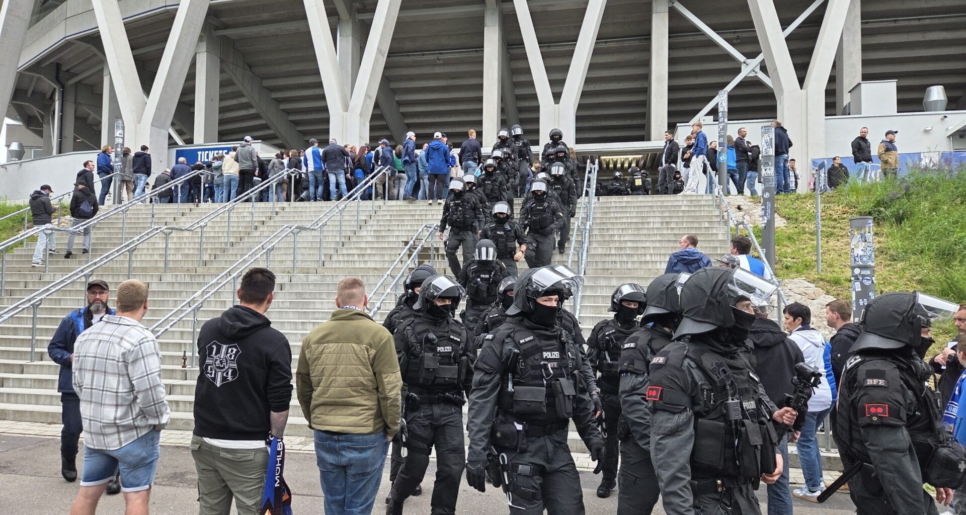 KSC und Fanhilfe kritisieren Polizeieinsatz beim Derbyspiel