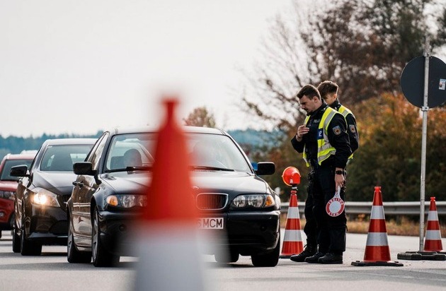 Bundespolizeidirektion München: Dokumententausch und Fahrverbot/ Bundespolizei bringt ...