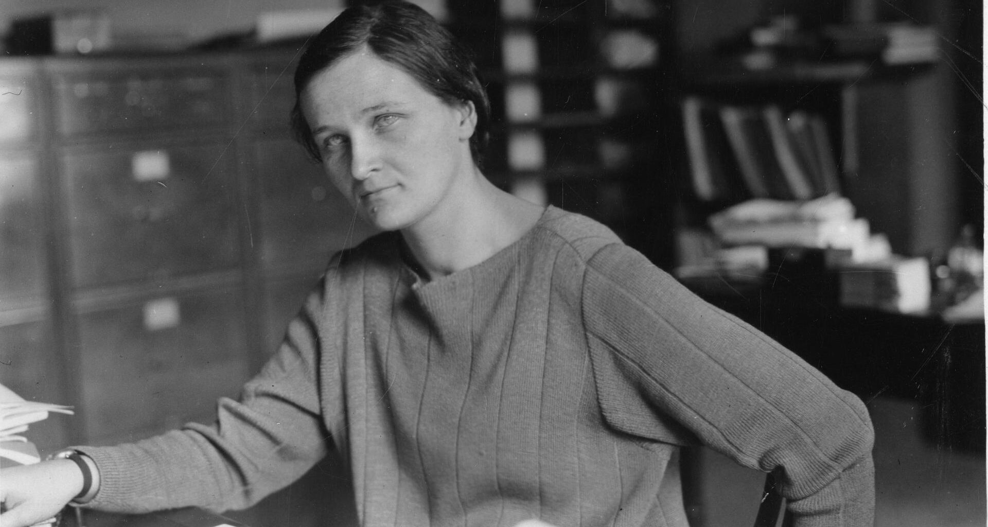 Schwarz-weiß-Aufnahme von Cecilia Payne an einem Schreibtisch sitzend