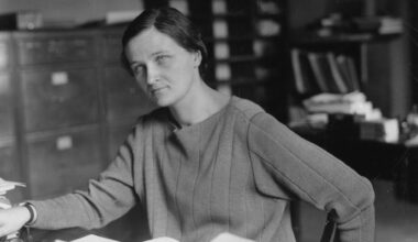 Schwarz-weiß-Aufnahme von Cecilia Payne an einem Schreibtisch sitzend