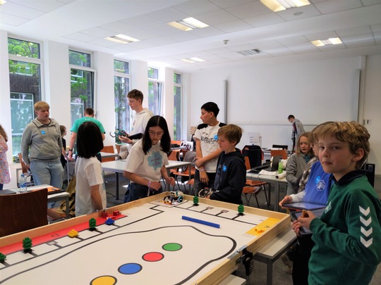 Elf Teams haben sich beim World Robot Olympiad 2025 an der HSB ausprobiert – zwei Bremer Schüler fahren zum Deutschlandfinale, Hochschule Bremen, Story