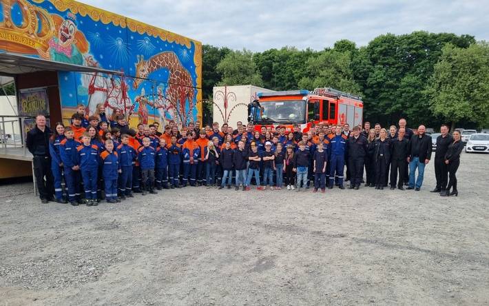 Auf dem Foto zu sehen sind die Mitglieder der Einsatzabteilungen, sowie der Kinder- und Jugendfeuerwehr. Des Weiteren nahm der zweite Stellvertreter des Oberbürgermeisters Herr Kai Kaltwasser an der Veranstaltung teil und gesellte sich neben Virginia und Robert Lauenburger, sowie Torsten Blei vom Circus Barum auf unser Foto.