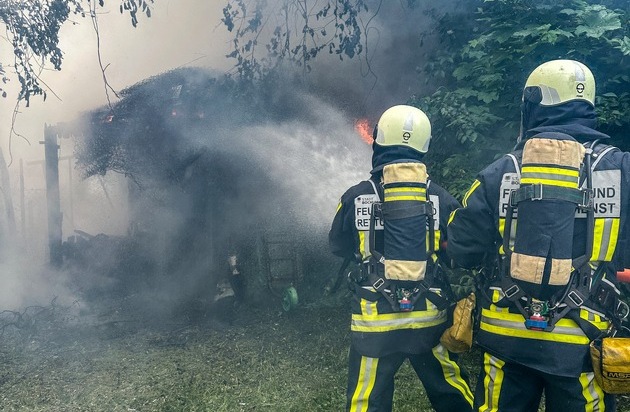 FW-BO: Brennende Gartenlaube an der Harpener Straße