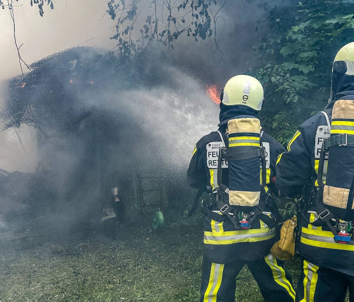 Feuerwehreinsatz in Bochum: Gartenlaube in Flammen