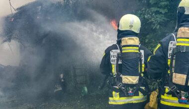 Feuerwehreinsatz in Bochum: Gartenlaube in Flammen