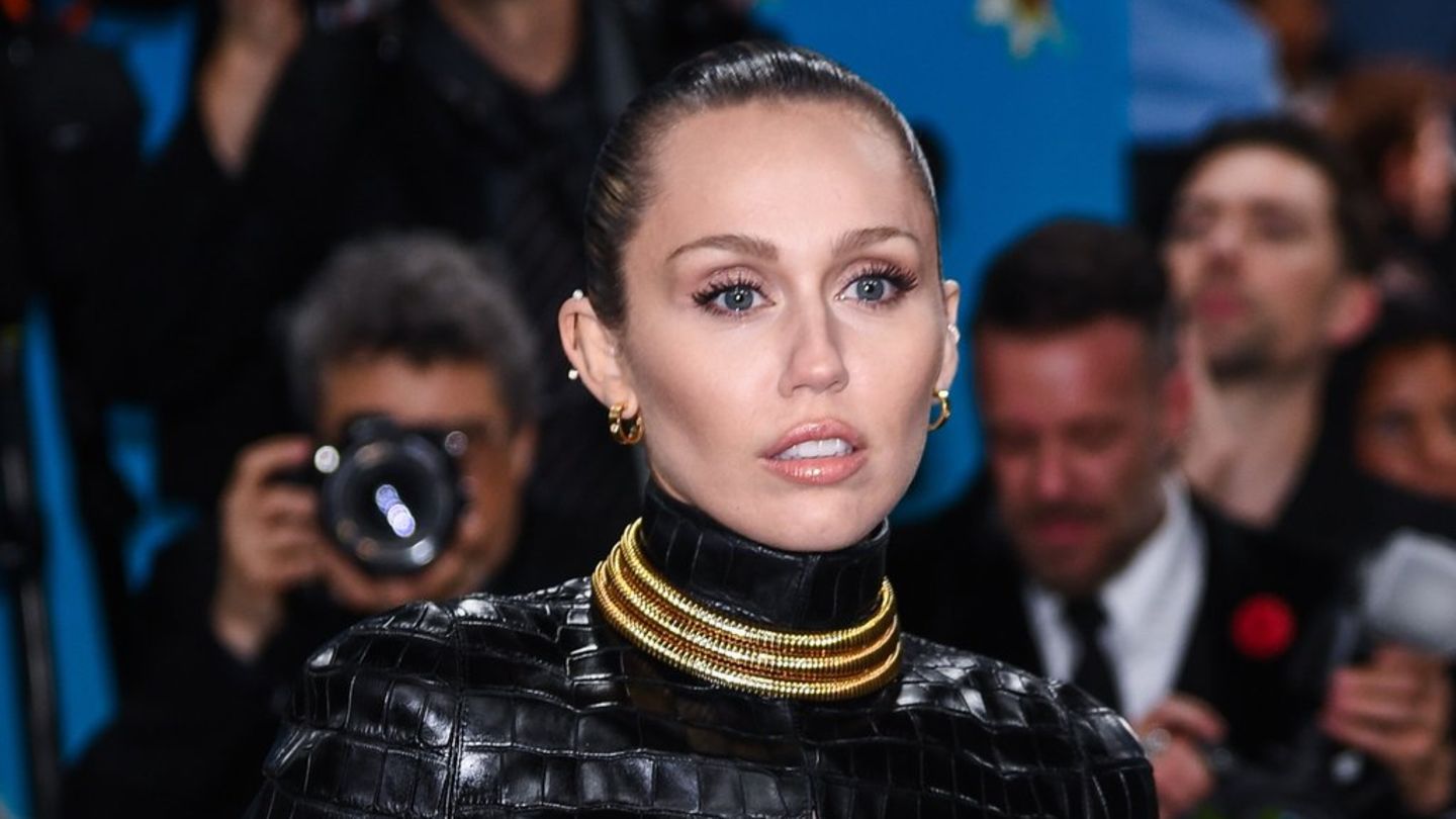 Miley Cyrus über "traumatischen" Notfall: Ovarialzyste platzte während Veranstaltung