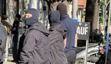 Razzia in Neukölln: Tödlicher Stoß im Treppenhaus: 2 Täter in U-Haft! | Regional