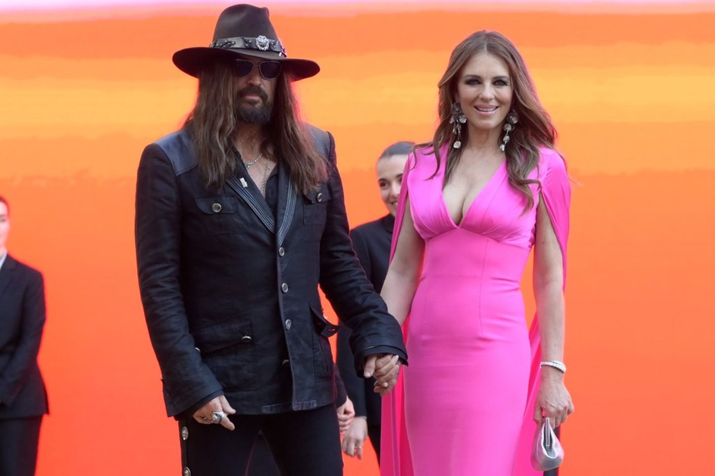 Billy Ray Cyrus und Elizabeth Hurley feiern ihr Red-Carpet-Debüt.