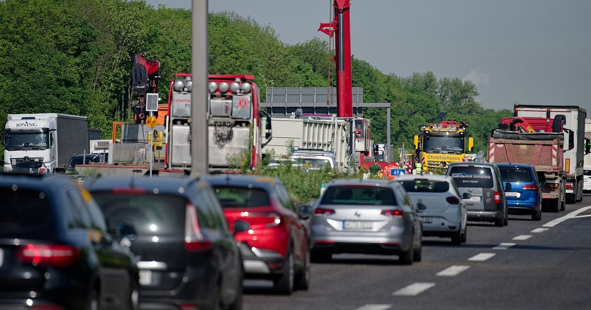 A4 bei Köln wegen Baustelle und Feiertagsverkehr Nadelöhr | NRW