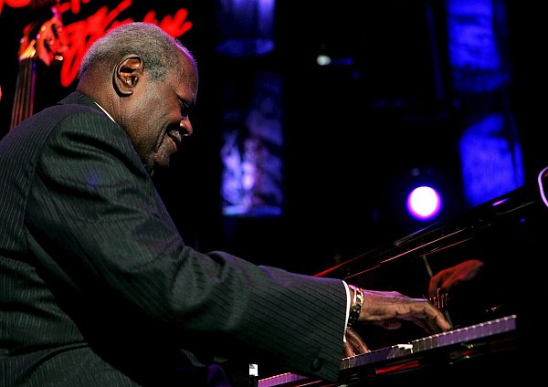 Jazz-Legende Oscar Peterson im Jahr 2005. - © picture-alliance/ dpa/dpaweb