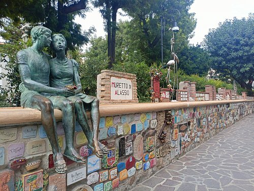 Das geplante Steinhagener Friedensdenkmal erinnert an das berühmte Kunstwerk "Muretto di Alassio" mit dem sich unter anderem Ernest Hemingway in Italien verewigte. - © CC BY-SA 4.0/Wikipedia