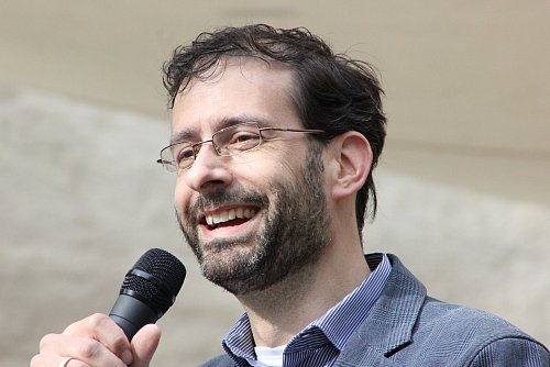 Pastor Nicolai Hamilton konfirmiert Jugendliche in Halle. - © HK