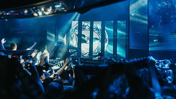 In Berlin wird an verschiedenen Orten das Finale geschaut und gefeiert – eine Wahnsinns-Party in Schwarz-Weiß-Blau. - © Café Europa