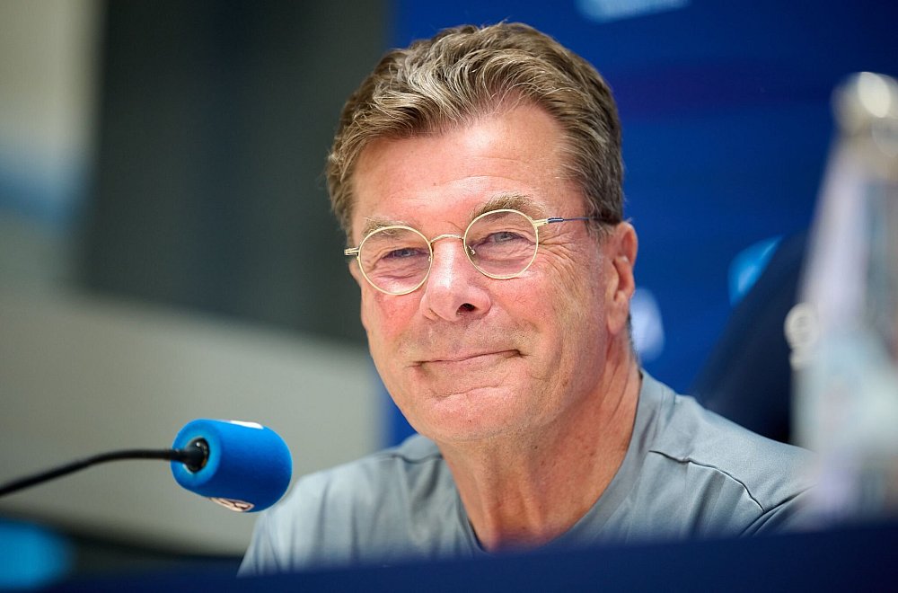 VfL Bochums Trainer Dieter Hecking lächelt trotz akuter Abstiegssorgen. - © Bernd Thissen/dpa