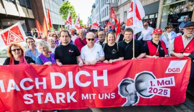 3.500 Leute demonstrieren am 1. Mai in Bielefeld für Arbeitnehmerrechte