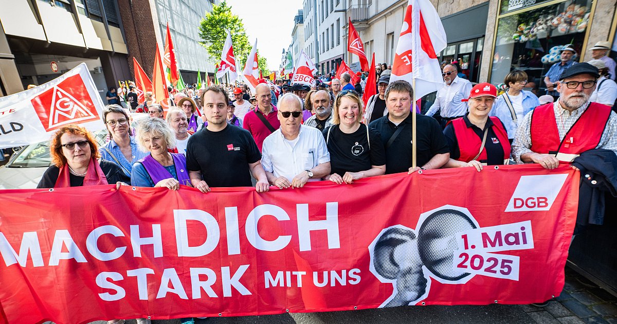 3.500 Leute demonstrieren am 1. Mai in Bielefeld für Arbeitnehmerrechte