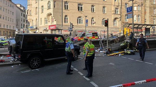 Unfallstelle in der Stuttgarter Innenstadt: Ein Auto fuhr in eine Personengruppe. Eine Frau starb, es gab mehrere Verletzte. - © Marco Krefting/dpa
