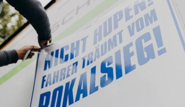 Mit kuriosen Lkw-Aufklebern macht eine Bielefelder Firma Lust auf das Pokalfinale