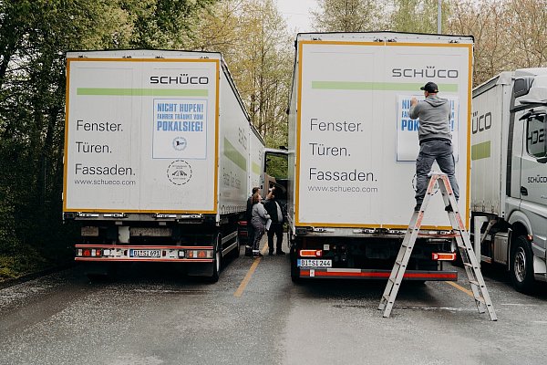 Ein Schüco-Lkw wird mit Arminia-Aufkleber verschönert. - © Schüco International KG