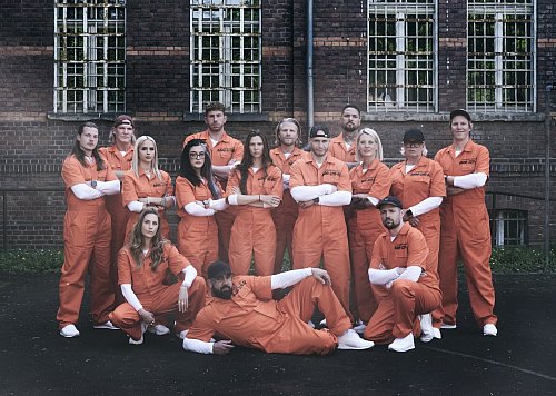 Die Teilnehmer der ersten deutschen Staffel "Most Wanted". Mit dabei ist auch der Gütersloher Comedian Simon Gosejohann (r.). - © Joyn/Christoph Köstlin