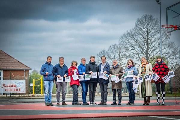 Vertreter von Stadt, Sportvereinen und Nachbarschaftsinitiativen ziehen an einem Strang für einen sportlichen und kreativen Freiraum in den ehemaligen Bielefelder Rochdale-Kasernen: Leon Brings (von links), Heinrich Voß, Carola Poly, Michael Jürgens, Alex Budde, Michael Kellersmann, Udo Witthaus, Heike Niermann, Kerstin Große-Wöhrmann und die Künstlerin Marla. - © Sarah Jonek