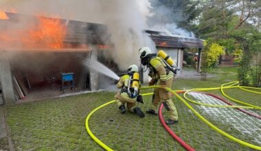 FW Dresden: Garagenbrand droht sich auf Nachbargebäude auszubreiten