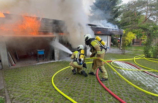 FW Dresden: Garagenbrand droht sich auf Nachbargebäude auszubreiten