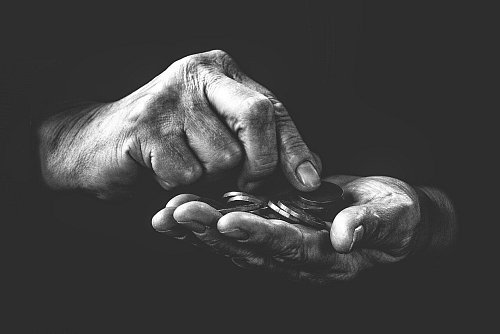Auch wenn man helfen möchte: Bettler, die nicht für sich selbst sammeln, profitieren nicht von Spenden. - © Pixabay