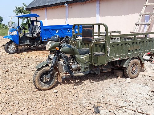 Tricycles sind in Westafrika sehr verbreitet. Die Frauen aus Damongo bräuchten die Motorräder, um ihre Cashewäpfel zu transportieren. - © Karin Gaesing