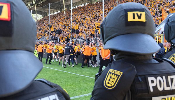 Die Polizei sichert den Gästeblock mit den Dynamo-Dresden-Fans in Mannheim. - © IMAGO/Picture Point