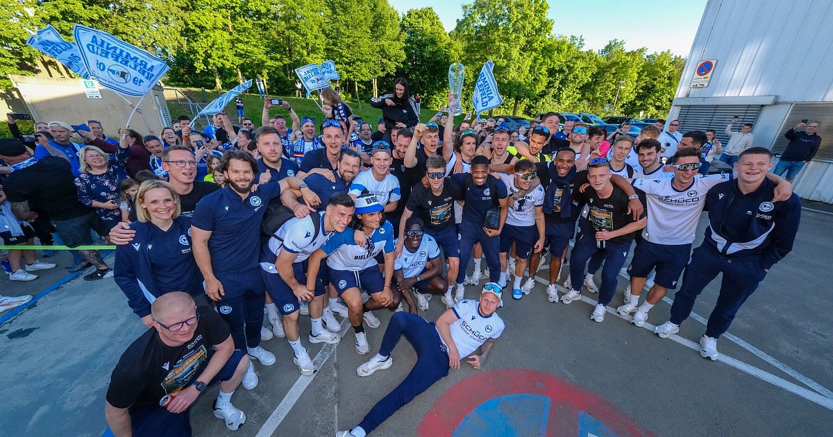Liveticker: Arminia Bielefelds Aufstiegshelden sind auf dem Weg nach Bielefeld