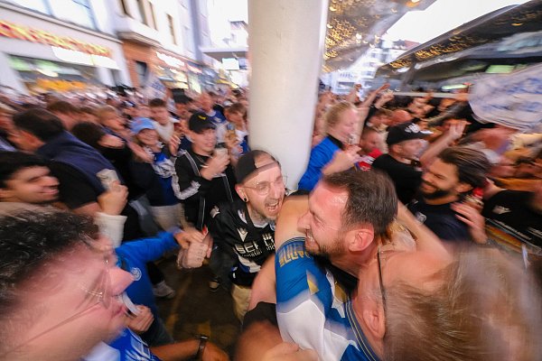 Trainer Mitch Kniat bahnt sich seinen Weg zum Eingang des "Cafe Europa". - © Andreas Zobe