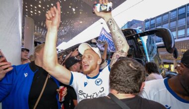 Arminia Bielefelds Spieler und Fans feiern den Aufstieg – mit besonderem Partygag