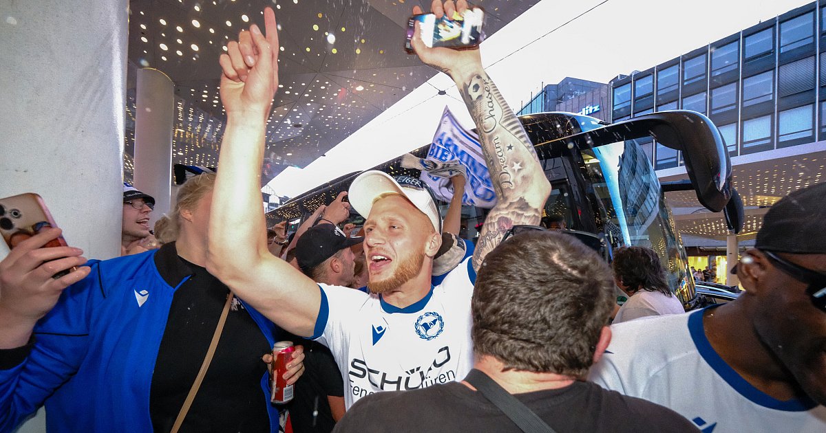 Arminia Bielefelds Spieler und Fans feiern den Aufstieg – mit besonderem Partygag