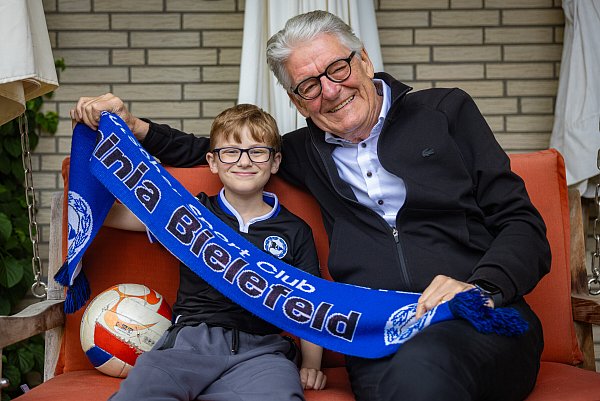Ziemlich beste Fußballfreunde: Jona und sein Opa Jens Röhr. - © Mike-Dennis Müller
